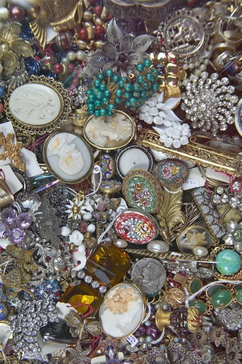 vintage jewelry in paris